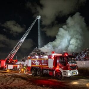 שריפת ענק באתר גרוטאות בחיפה: 14 צוותי כיבוי פועלים במקום – הודעת דוברות: כבאות והצלה לישראל | מחוז חוף 16/6/26 (צילום: קובי ריכטר, כבאות והצלה לישראל)