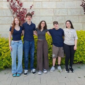 מימין לשמאל: אסתר שיפמן, מזכל"ית המועצה; איתן פסלב, דובר המועצה;  תמר טנדלר- שגי, יו"ר המועצה; ברק וסרמן, סיו"ר המועצה; נגה ליבנה, יושבת ראש הוועדה האתית-משפטית (צילום: מועצת הנוער העירונית חיפה)