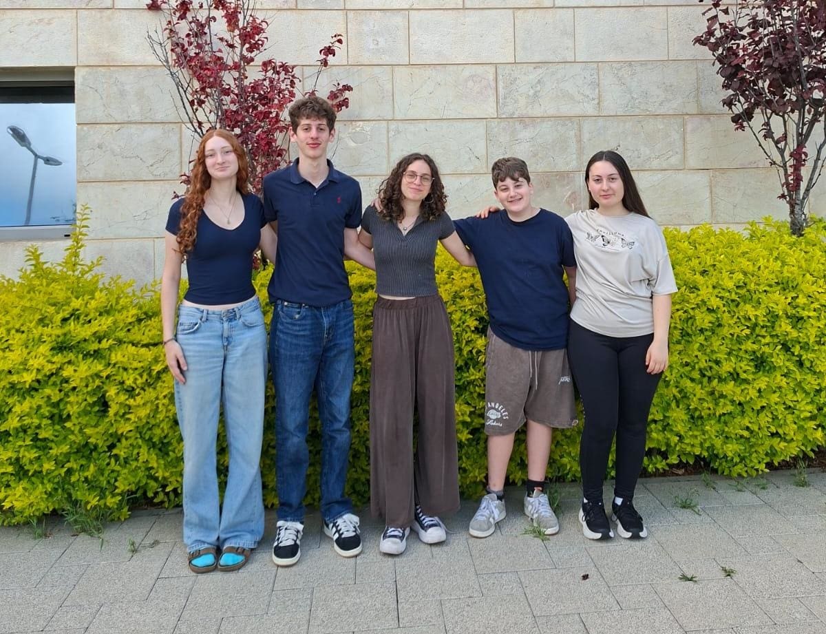 מימין לשמאל: אסתר שיפמן, מזכל