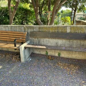 הפתעה בפינת החמד • רק חלק הספסלים בפינת הישיבה בכרמל הצרפתי הוחלפו