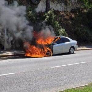 רכב עלה באש בדרך פיקא בחיפה – עומסי תנועה במקום רכב עלה באש בדרך פיקא בחיפה – אין נפגעים 16/6/26