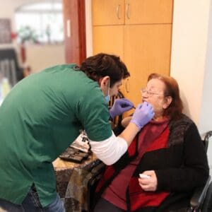 מרפאת השיניים הניידת של יד שרה הביאה הקלה לקשישה שסבלה שבועות מכאבים 17/6/26 (צילום: יד שרה)