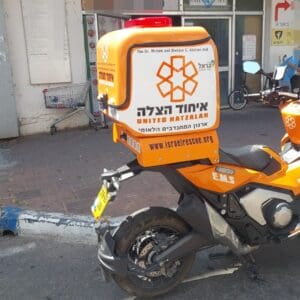 גבר ואישה בני 70 נפגעו בנפילה במדרגות נעות בקרית מוצקין 18/6/26 (צילום: איחוד הצלה סניף כרמל-קריות)