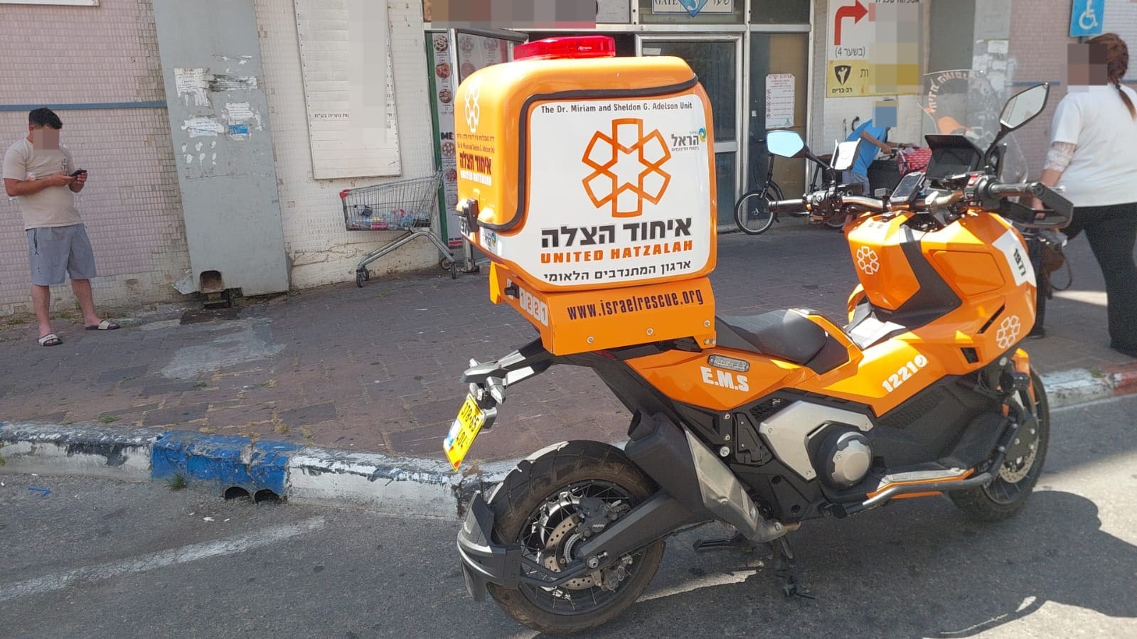 גבר ואישה בני 70 נפגעו בנפילה במדרגות נעות בקרית מוצקין 18/6/26 (צילום: איחוד הצלה סניף כרמל-קריות)