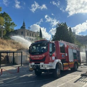 שריפה בשטח פתוח בחיפה איימה על בית ספר – דוברות כבאות והצלה לישראל | מחוז חוף 18/6/26 (צילום: כבאות והצלה לישראל)