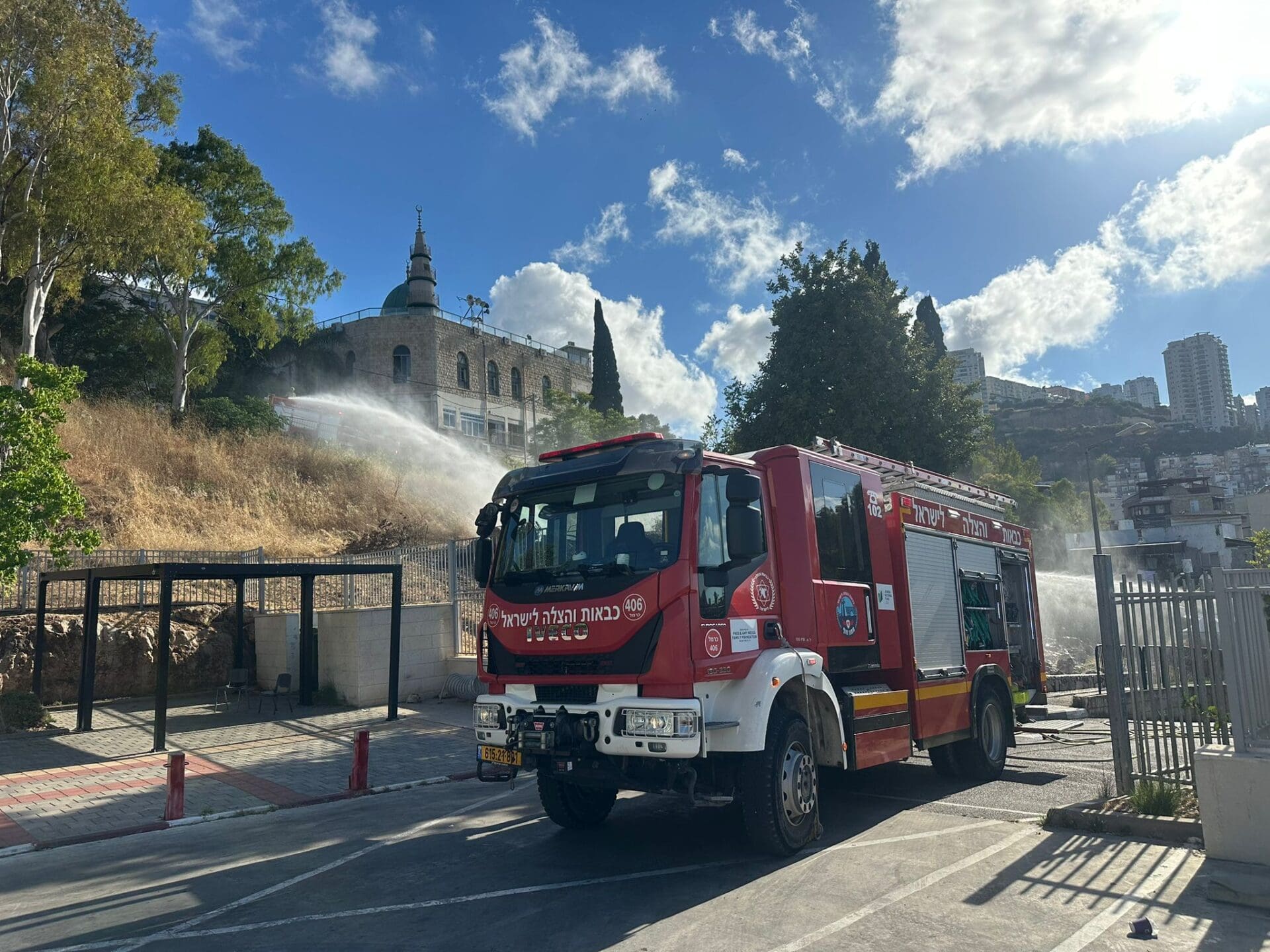 שריפה בשטח פתוח בחיפה איימה על בית ספר - דוברות כבאות והצלה לישראל | מחוז חוף 18/6/26 (צילום: כבאות והצלה לישראל)