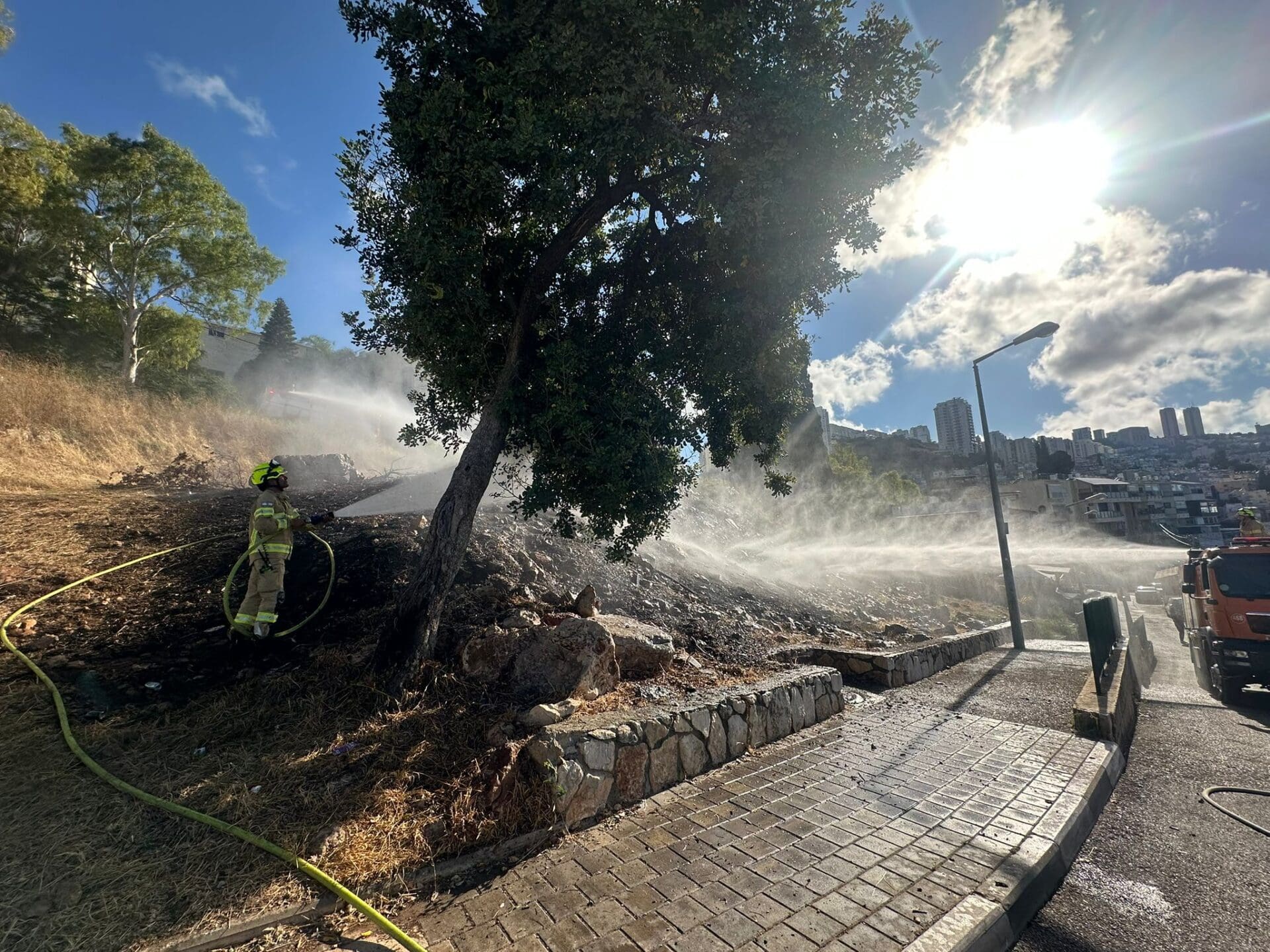 שריפה בשטח פתוח בחיפה איימה על בית ספר - דוברות כבאות והצלה לישראל | מחוז חוף 18/6/26 (צילום: כבאות והצלה לישראל)