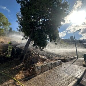 שריפה בשטח פתוח בחיפה איימה על בית ספר – דוברות כבאות והצלה לישראל | מחוז חוף 18/6/26 (צילום: כבאות והצלה לישראל)