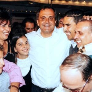 במרכז, אוהד מכבי חיפה המסור והנאמן יעקב (טורקו) בכר ז"ל, בחגיגת בת המצווה של ביתו שרה מימין, שחקן העבר חיים רביבו (הצילום מתוך אלבום משפחתי באדיבות ביתו שרה בכר גבאי).