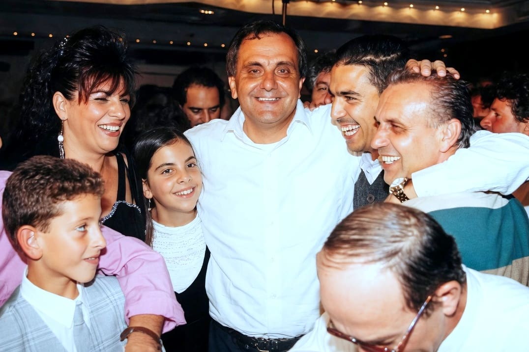 במרכז, אוהד מכבי חיפה המסור והנאמן יעקב (טורקו) בכר ז"ל, בחגיגת בת המצווה של ביתו שרה מימין, שחקן העבר חיים רביבו (הצילום מתוך אלבום משפחתי באדיבות ביתו שרה בכר גבאי).