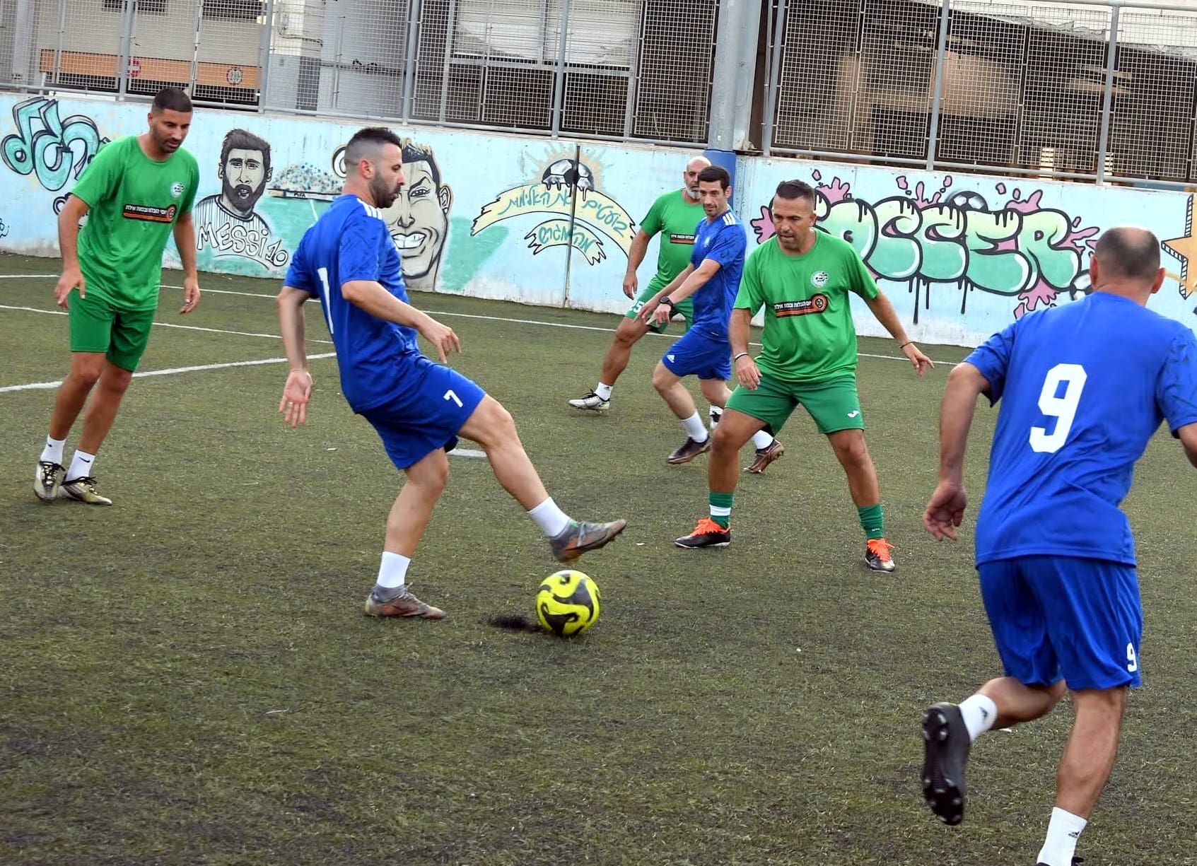 גם אחרי 22 שנה: סיפורו של "טורקו" אוהד מכבי חיפה בכדורגל שהפך לאגדה בחייו ובמותו • משחק הצדעה והוקרה מרגש נערך לזכרו של אהוב הירוקים (גלריית צילומים נרחבת מן האירוע: יוסף (ג'ו) הירש).