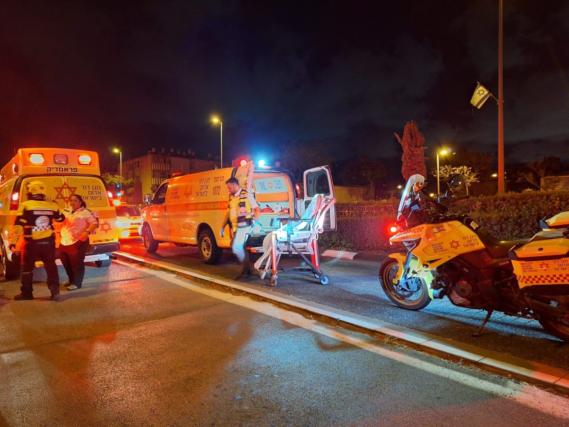 שני רוכבי אופניים חשמליים נפצעו בתאונה בקרית אתא 19/6/26 (צילום: תיעוד מבצעי מד״א)