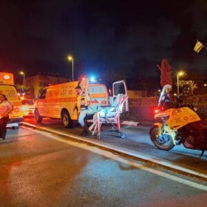 שני רוכבי אופניים חשמליים נפצעו בתאונה בקרית אתא 19/6/26 (צילום: תיעוד מבצעי מד״א)