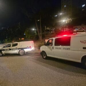 פיצוץ ברחוב צה״ל בנשר: פריט אמל״ח הושלך לעבר רכב, אדם נפצע – מצ״ב תיעוד 19/6/26 (צילום: דוברות המשטרה)