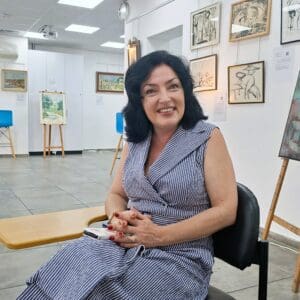 טטיאנה ג'ון – יו"ר הרשות לקליטת עלייה בעיריית חיפה – בתערוכה "האביב הבא יהייה שלי" (צילום: רחלי אורבך)