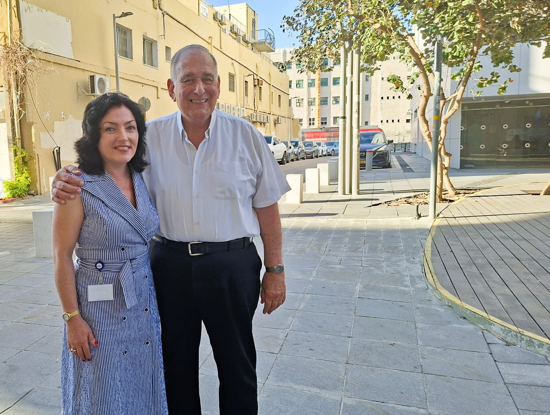 ראש עיריית חיפה מר יונה יהב עם טטיאנה ג'ון בפתיחת התערוכה "האביב הבא יהייה שלי" (צילום: רחלי אורבך)
