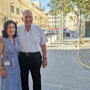 ראש עיריית חיפה מר יונה יהב עם טטיאנה ג'ון בפתיחת התערוכה "האביב הבא יהייה שלי" (צילום: רחלי אורבך)