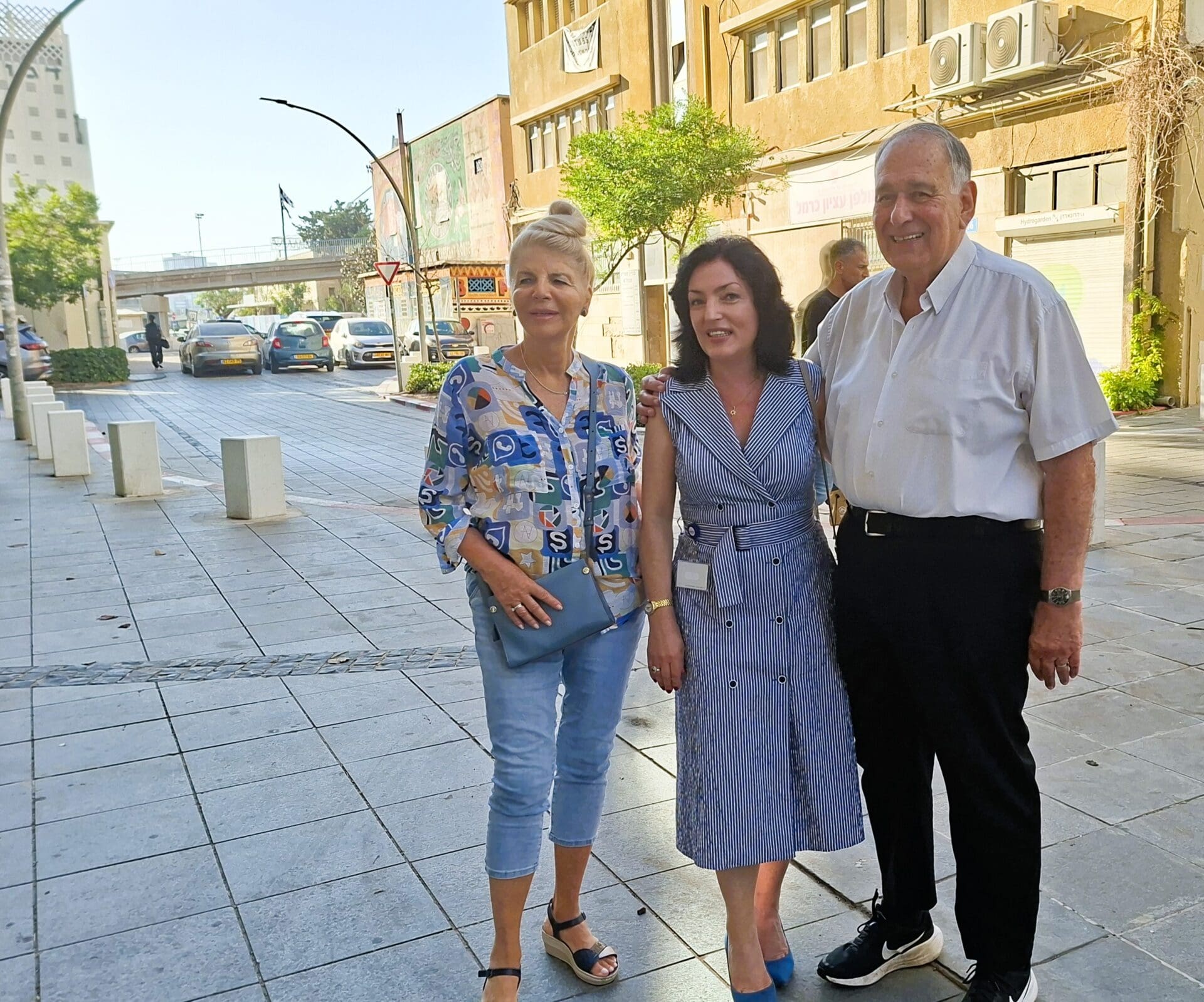 ראש עיריית חיפה מר יונה יהב ורעייתו עם טטיאנה ג'ון בפתיחת התערוכה "האביב הבא יהייה שלי" (צילום: רחלי אורבך)