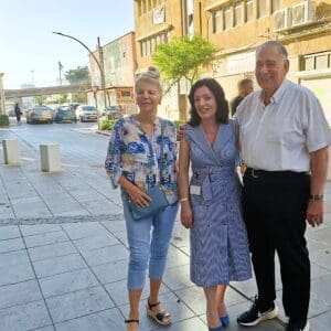 ראש עיריית חיפה מר יונה יהב ורעייתו עם טטיאנה ג'ון בפתיחת התערוכה "האביב הבא יהייה שלי" (צילום: רחלי אורבך)