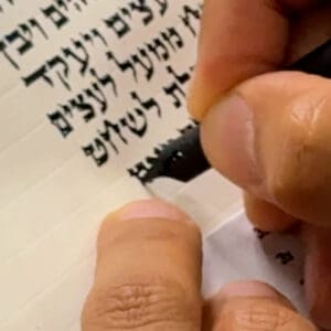 כתיבת אותיות – ספר תורה לזכר חללי צה״ל נכתב בבית יד לבנים – צפו בשידור מחיפה (צילום: ירון כרמי – חי פה-TV)