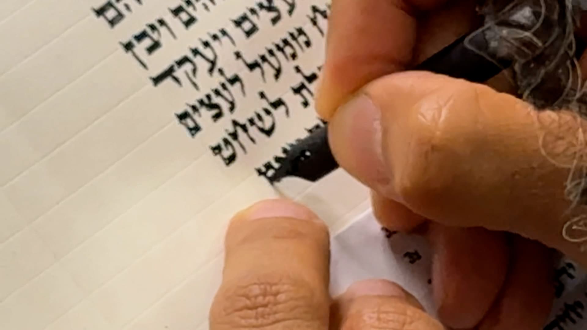 כתיבת אותיות - ספר תורה לזכר חללי צה״ל נכתב בבית יד לבנים - צפו בשידור מחיפה (צילום: ירון כרמי - חי פה-TV)