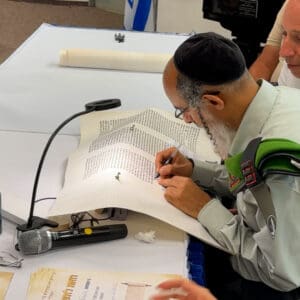 כתיבת ספר תורה לזכר חללי צה״ל – בית יד לבנים (צילום: ירון כרמי – חי פה-TV)
