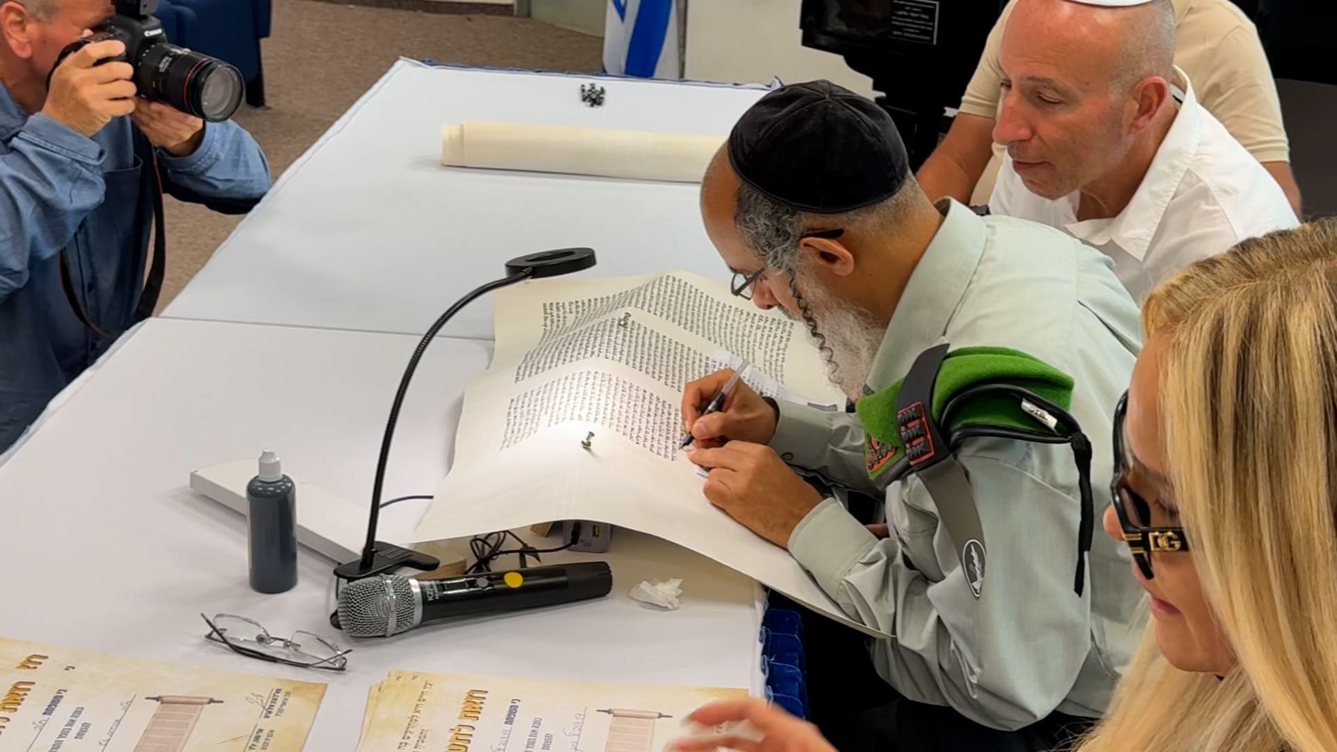 כתיבת ספר תורה לזכר חללי צה״ל - בית יד לבנים (צילום: ירון כרמי - חי פה-TV)