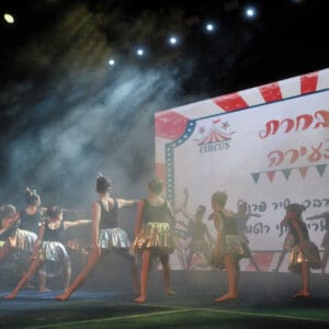 התעמלות, אקרובטיקה, מופע, סיום, מעופפי חיפה, ספורט, אולם, נבחרת, קפיצה, פירמידה, גמישות, תרגיל, קבוצה, בגד גוף, קהל, מזרן, תאורה, תנועה, תחרות, הישג, ישראל, חיפה, הקונגרסים, אליפות, גביע, קרן גרשגורן