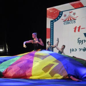 התעמלות, אקרובטיקה, מופע, סיום, מעופפי חיפה, ספורט, אולם, נבחרת, קפיצה, פירמידה, גמישות, תרגיל, קבוצה, בגד גוף, קהל, מזרן, תאורה, תנועה, תחרות, הישג, ישראל, חיפה, הקונגרסים, אליפות, גביע, קרן גרשגורן