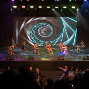 התעמלות, אקרובטיקה, מופע, סיום, מעופפי חיפה, ספורט, אולם, נבחרת, קפיצה, פירמידה, גמישות, תרגיל, קבוצה, בגד גוף, קהל, מזרן, תאורה, תנועה, תחרות, הישג, ישראל, חיפה, הקונגרסים, אליפות, גביע, קרן גרשגורן