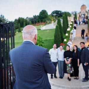 מקדש הבאהיים, לילה, תאורה, כיפת זהב, גנים מדורגים, טרסות, אורות לילה, ארכיטקטורה, תצפית, אתר מורשת עולמית, נוף עירוני, שמיים חשוכים, יופי מואר