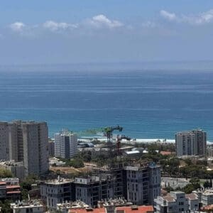 סוף האביב - ים ללא רוח בשעות הבוקר - היום הארוך בשנה: הקיץ מגיע לחופי חיפה - צולם בשבת 20 ביוני 2026 (צילום: ירון כרמי)