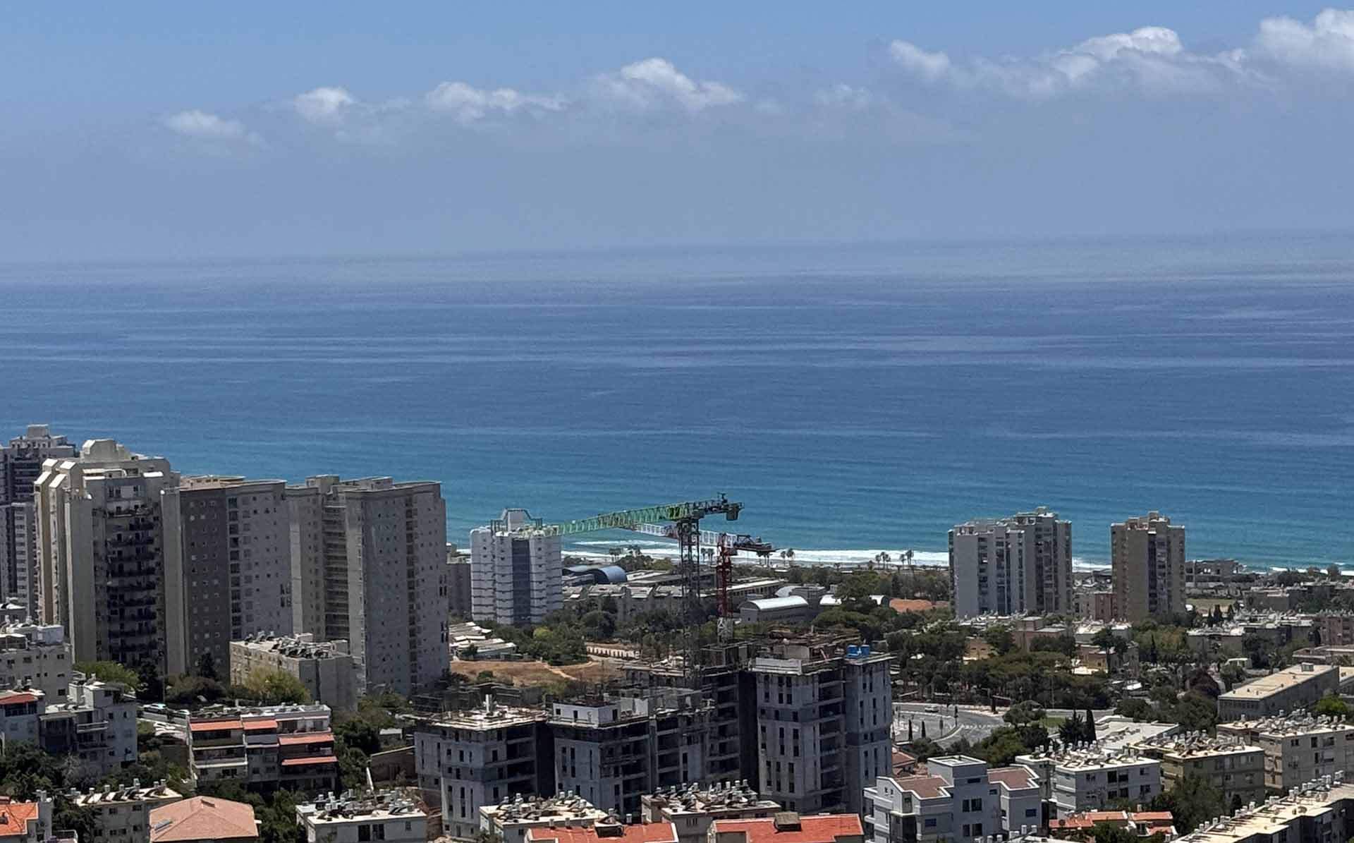 סוף האביב - ים ללא רוח בשעות הבוקר - היום הארוך בשנה: הקיץ מגיע לחופי חיפה - צולם בשבת 20 ביוני 2026 (צילום: ירון כרמי)