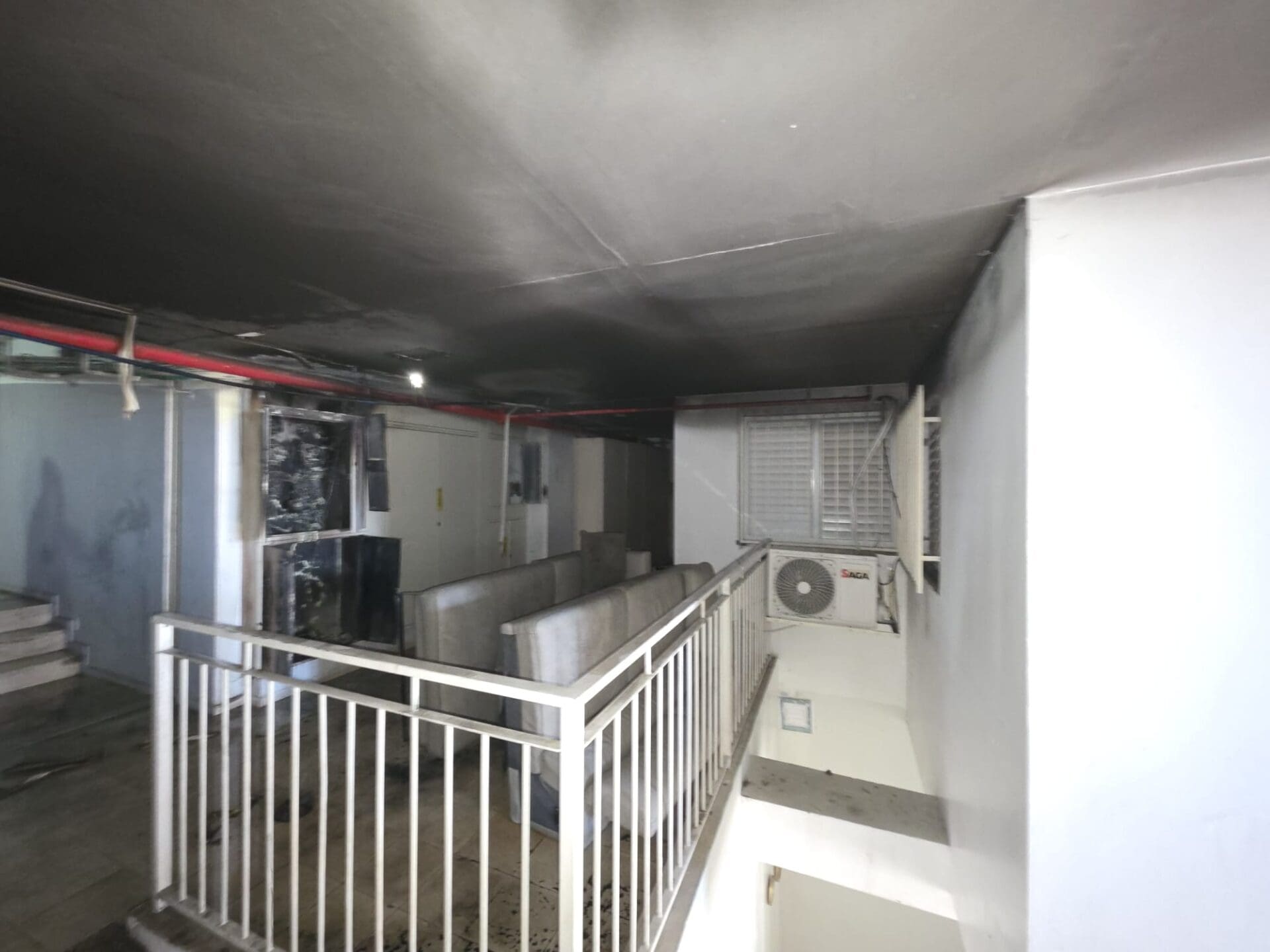 שריפה פרצה בקומה השביעית בבניין מגורים ברחוב החשמל בחיפה - דוברות כבאות והצלה לישראל | מחוז חוף 20/6/26 (צילום: כבאות והצלה לישראל)