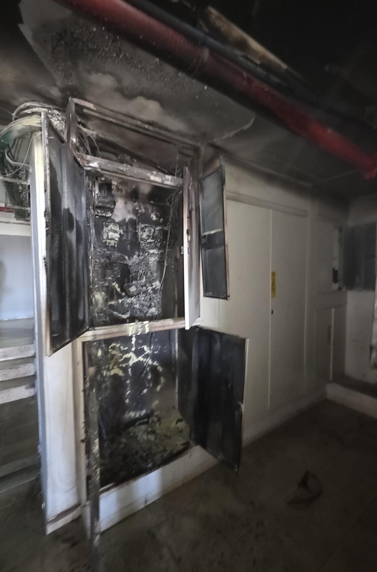 שריפה פרצה בקומה השביעית בבניין מגורים ברחוב החשמל בחיפה - דוברות כבאות והצלה לישראל | מחוז חוף 20/6/26 (צילום: כבאות והצלה לישראל)