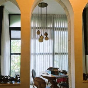 בבית אלדד בק – מבט מחלל המגורים אל פינת האוכל והגינה אשר מעבר לה (צילום: רחלי אורבך)