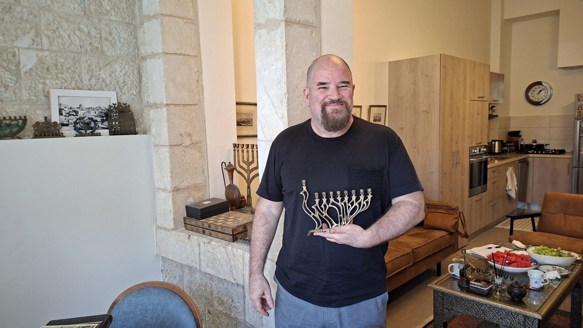 אלדד בק - עם "חנוכיית ישראליאנה" מעת שנותיה הראשונות של המדינה (צילום: רחלי אורבך)