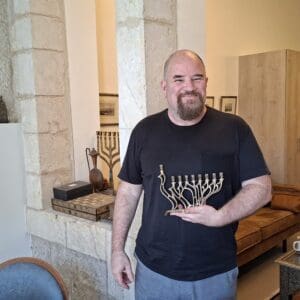 אלדד בק – עם "חנוכיית ישראליאנה" מעת שנותיה הראשונות של המדינה (צילום: רחלי אורבך)