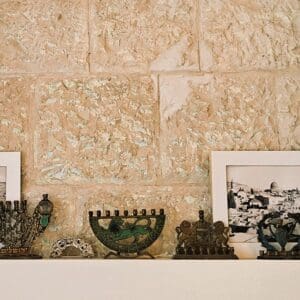 בבית אלדד בק – חלק מאוסף החנוכיות אשר בפינת האוכל (צילום: רחלי אורבך)