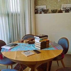 בבית אלדד בק – מבט אל ספרים וחנוכיות אשר בפינת האוכל (צילום: רחלי אורבך)