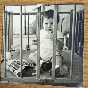 אלדד בק – כילדון סקרן שכבר יודע לשבת (צילום: אלבום פרטי, משפ' בק)