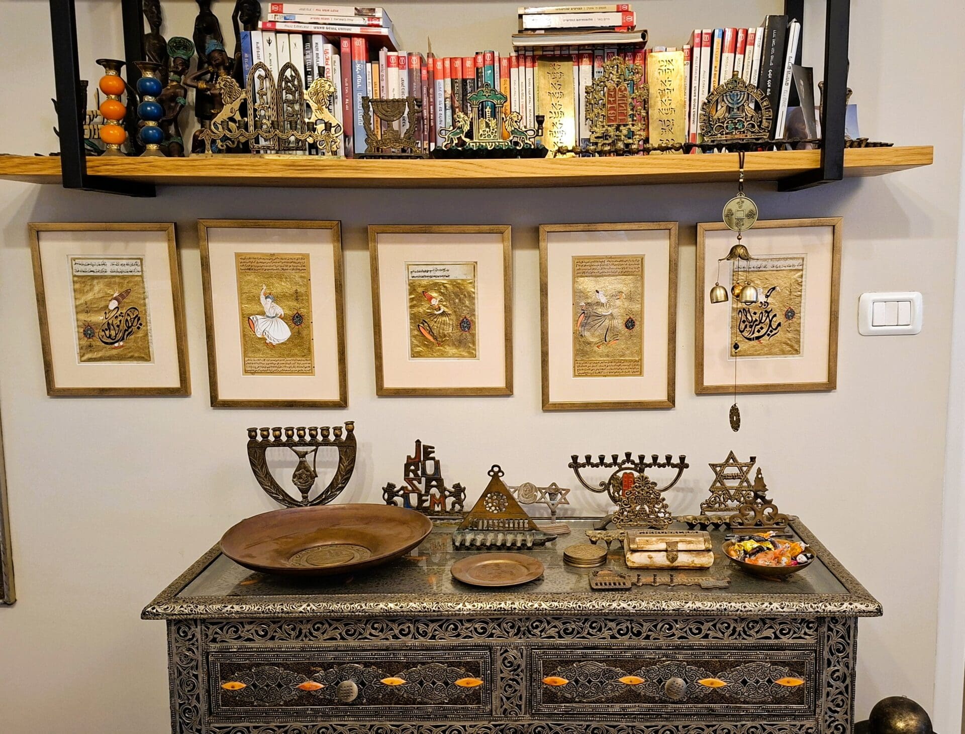 בבית אלדד בק - מבט אל חלק מאוסף החנוכיות (צילום: רחלי אורבך)