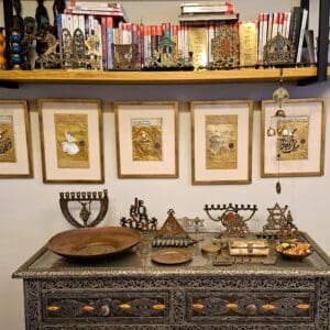 בבית אלדד בק – מבט אל חלק מאוסף החנוכיות (צילום: רחלי אורבך)