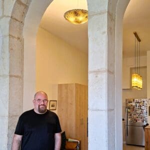 אלדד בק – הגשמת החלום של בית בעל קשתות ותקרות גבוהות (צילום: רחלי אורבך)