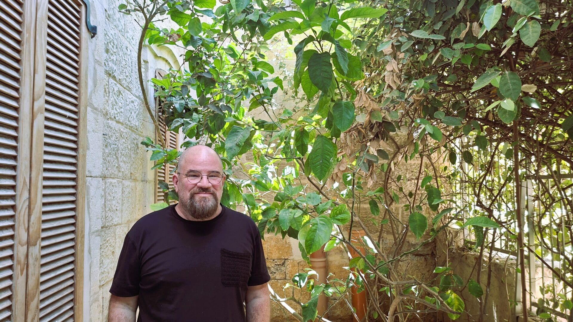 אלדד בק - בחלקת גן העדן אשר בה אף עץ לימון (צילום: רחלי אורבך)