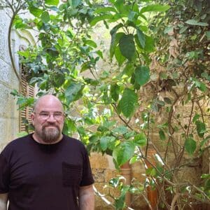 אלדד בק – בחלקת גן העדן אשר בה אף עץ לימון (צילום: רחלי אורבך)