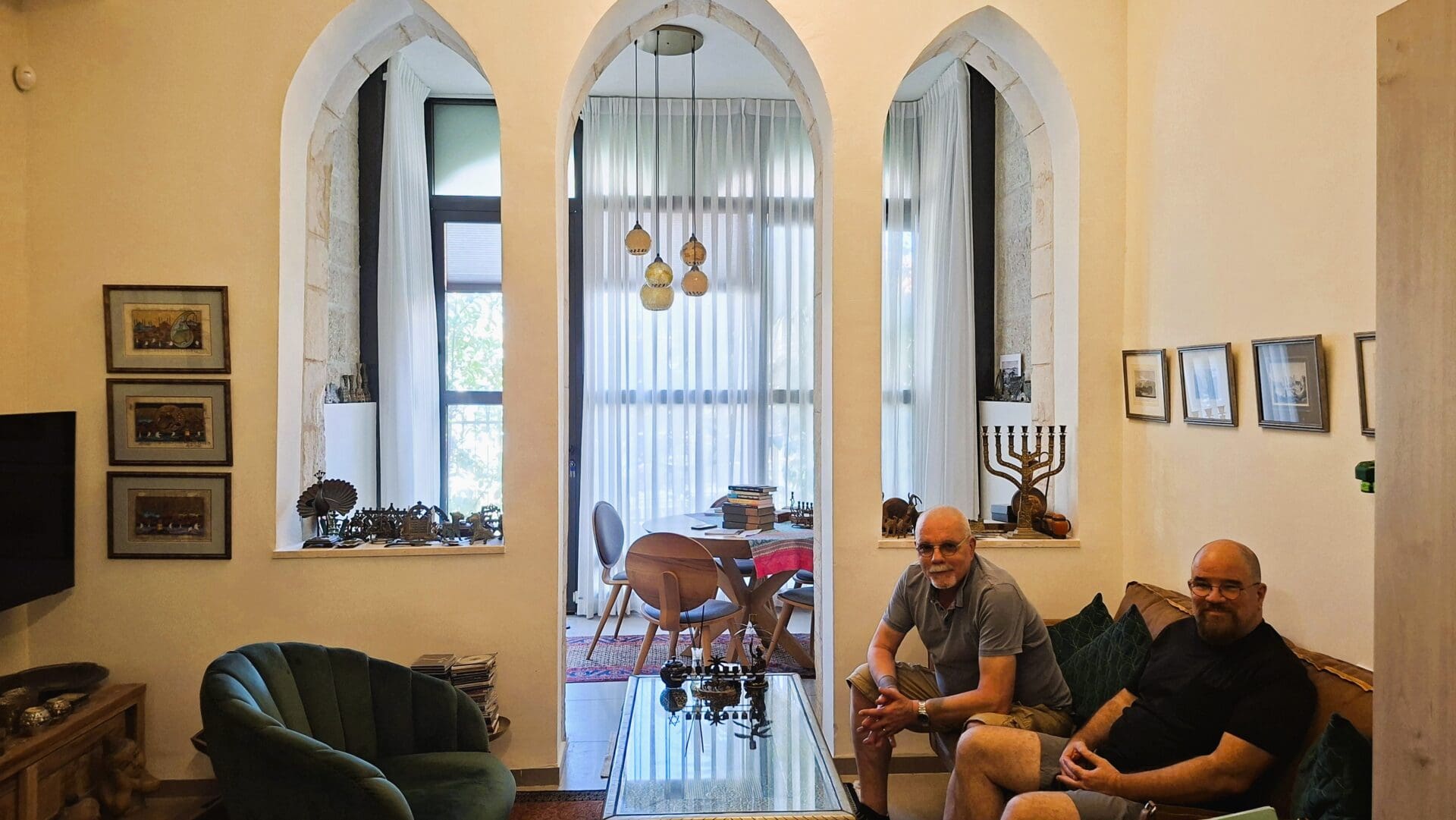 אלדד בק וקרל-הנס - קשתות ועיטורים בחלל המגורים (צילום: רחלי אורבך)