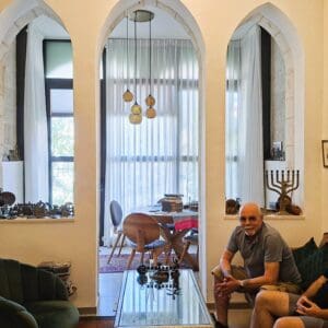 אלדד בק וקרל-הנס – קשתות ועיטורים בחלל המגורים (צילום: רחלי אורבך)