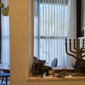 בבית אלדד בק – מנורת ישראל ופריטים נוספים (צילום: רחלי אורבך)
