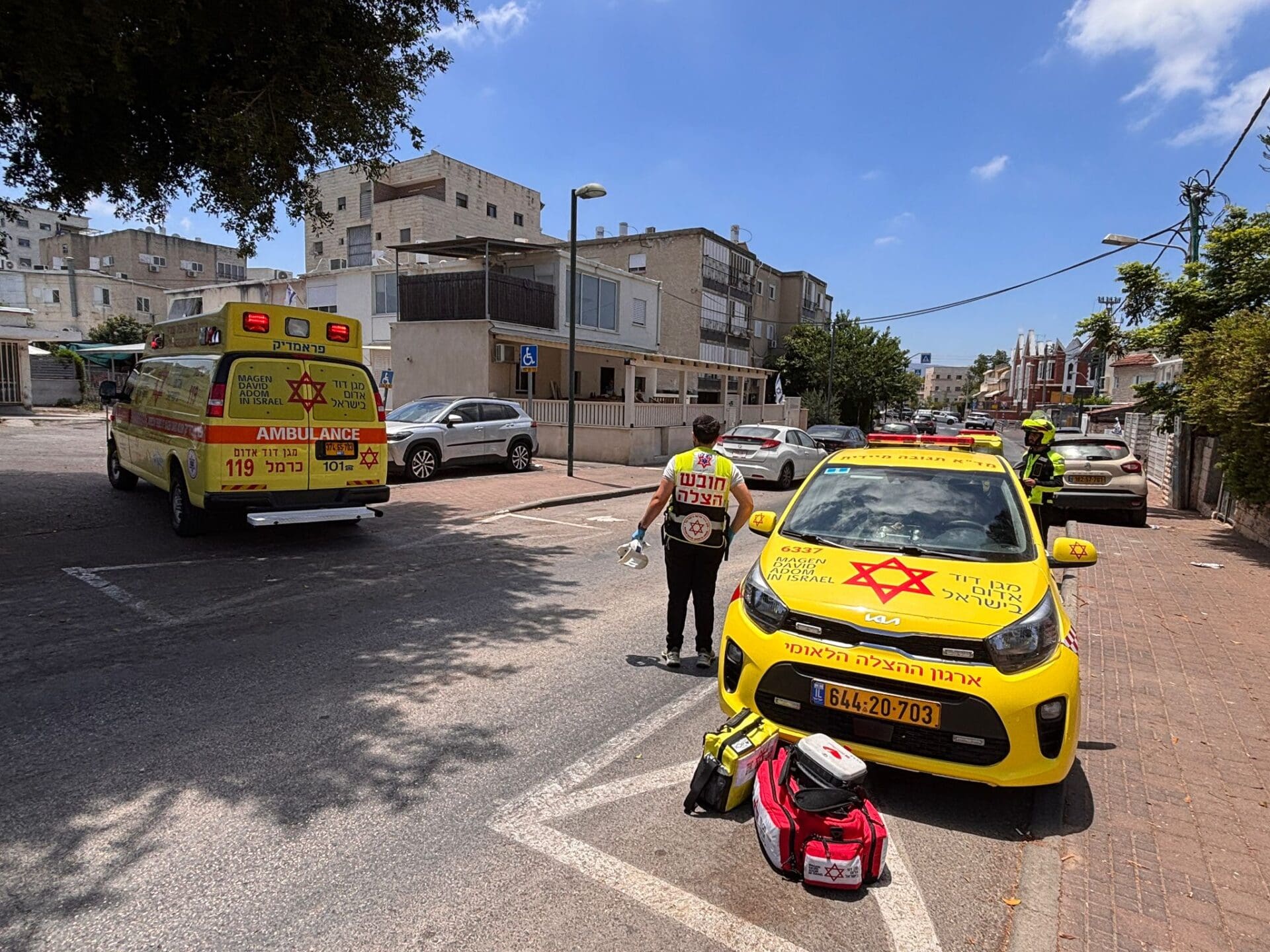 פועל בן 67 נפל מגובה במהלך עבודות גיזום בקרית אתא 21/6/26 (צילום: דוברות מד״א)